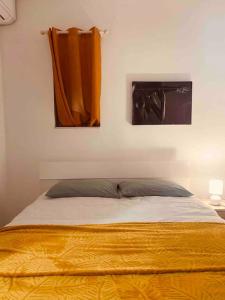 een bed in een slaapkamer met twee foto's aan de muur bij Centeraly Located Cozy Apartment in Gzira in Il- Gżira