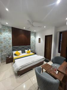 sypialnia z łóżkiem, stołem i krzesłami w obiekcie THE LUXURY PLATINUM INN --Luxury Deluxe Rooms -- Chandigarh Road w mieście Ludhiana