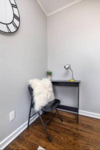 uma cadeira com uma secretária e um candeeiro num quarto em Queen Bed Apt - Fully Furnished with Max Amenities em West Hartford