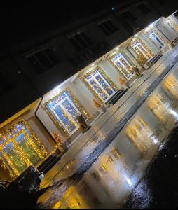 un edificio con vidrieras por la noche en HOTEL SYLBICA en Kolgecaj