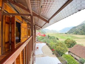 uma vista da varanda de uma casa com montanhas ao fundo em Duy Tuyen Ba Be Homestay Free BBQ em Bak Kan