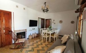 Televízia a/alebo spoločenská miestnosť v ubytovaní Casa Mariseta y Tonet, naturaleza a 2 km del mar