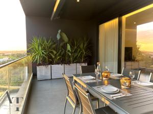 Een restaurant of ander eetgelegenheid bij Atlantic Terraces - Luxury Apartment With Sea View