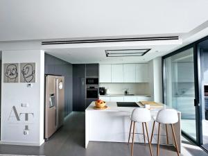 Een keuken of kitchenette bij Atlantic Terraces - Luxury Apartment With Sea View