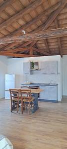 a kitchen with a table and chairs in a room at Casa Toe' Quinto in Quinto di Treviso