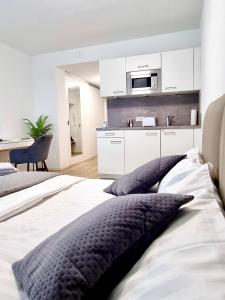 a bedroom with a large bed and a kitchen at Modernes Apartment nahe des Stadtzentrums in Hannover