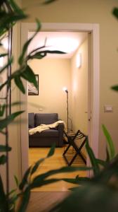 ein Wohnzimmer mit einem Sofa in einem Zimmer in der Unterkunft Ars Nova in Cuneo