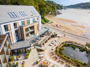 eine Luftansicht eines Hotels mit Strand in der Unterkunft Harbour Beach Club, Hotel & Spa in Salcombe