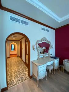 - un dressing avec un bureau et un miroir dans l'établissement Riviera Hotel, à Dubaï