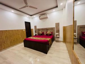 um quarto com uma cama grande num quarto em COMFORTABLE STAY em Nova Deli