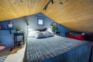 a bedroom with blue walls and a large bed at Holiday Apartments Halla-Ukko 3 in Komula +31 photos
