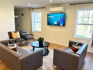 sala de estar con 2 sofás y TV en 3Kings, 2Queens, Sleep 10 - Ideal for families en Bloomfield