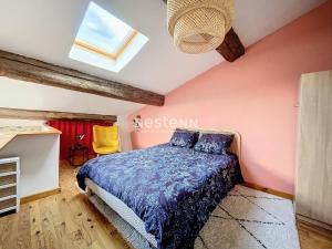 濱海阿熱萊斯的住宿－3231- Appart à Argeles Village，一间卧室配有一张床和天窗
