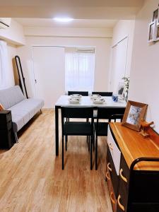 uma sala de estar com uma mesa e um sofá em 交通便利 山手線池袋駅 徒歩6分 東池袋駅徒歩3分 2~5人 エレベーター WIFI 新宿/渋谷/銀座/築地/浅草/原宿近い！ em Tóquio