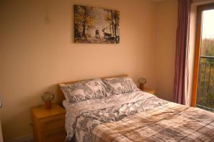 um quarto com uma cama e uma fotografia na parede em Bright 2bed Flat Milton Keynes em Milton Keynes