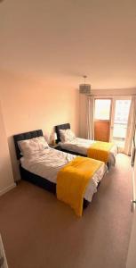 سرير أو أسرّة في غرفة في Bright 2bed Flat Milton Keynes