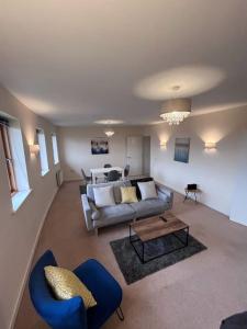 a living room with a couch and a table at Bright 2bed Flat Milton Keynes in Milton Keynes
