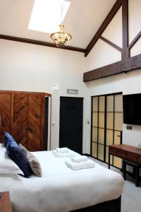 Tempat tidur dalam kamar di The Merchant's Yard