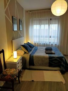 Łóżko lub łóżka w pokoju w obiekcie Apartamento Shenzhen en Astorga Camino de Santiago Cochera bicis