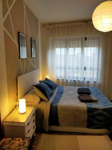 Łóżko lub łóżka w pokoju w obiekcie Apartamento Shenzhen en Astorga Camino de Santiago Cochera bicis
