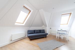 un soggiorno con divano blu e tavolo di Great 1 bedroom In Hounslow with free parking a Abbey Wood