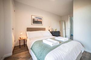 sypialnia z łóżkiem z dwoma ręcznikami w obiekcie Rampart View w mieście Gosport