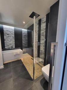 y baño con ducha, lavabo y aseo. en Maison moderne bord de seine à Giverny en Saint-Pierre-la-Garenne