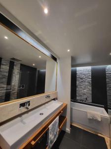 y baño con lavabo y espejo. en Maison moderne bord de seine à Giverny en Saint-Pierre-la-Garenne