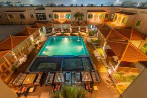 una vista aérea de una piscina en un edificio en Al Dar Inn Hotel Apartment en Ras al-Jaima