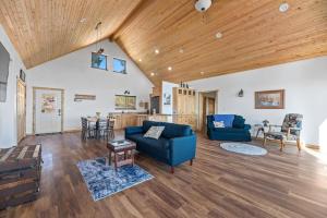ein Wohnzimmer mit blauem Sofa und Holzdecke in der Unterkunft Timberline Escape Overlook in Spearfish
