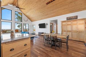 eine Küche mit Tisch und Stühlen in einem Zimmer in der Unterkunft Timberline Escape Overlook in Spearfish