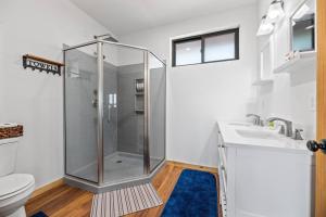 ein Badezimmer mit Dusche, Toilette und Waschbecken in der Unterkunft Timberline Escape Overlook in Spearfish + 25 Fotos