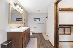 a bathroom with a sink and a mirror at THE DEADWOOD DREAM in South Dakota in Sturgis +47 photos