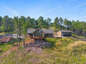 eine Luftaufnahme eines Hauses im Wald in der Unterkunft Timberline Escape Overlook in Spearfish