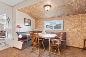 a dining room with a table and chairs at Farmhouse Ranchette - Horses Welcome in Belle Fourche