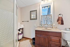 a bathroom with a sink and a shower at Farmhouse Ranchette - Horses Welcome in Belle Fourche +11 photos
