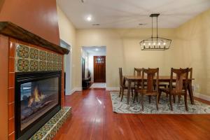 comedor con chimenea, mesa y sillas en Downtown Spearfish Historic Home, en Spearfish