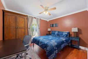 1 dormitorio con cama, mesa y ventilador de techo en Downtown Spearfish Historic Home, en Spearfish