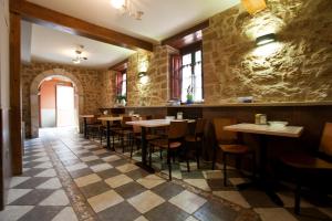 - un restaurant avec des tables et des chaises dans une salle dans l'établissement Hotel Rural Las Palmeras Muskiz, à Muskiz