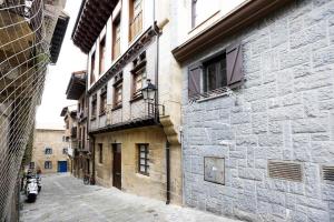 an alley in a city with a building at Alde-zahar. Basquenjoy in Hondarribia