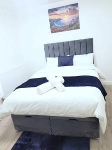 Un dormitorio con una cama con un osito de peluche. en Holiday Let - Entire modern home in Medway en Gillingham