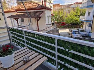 balkon z drewnianą ławką i roślinami w obiekcie N&S Apartment B w mieście Edesa