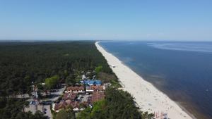 an aerial view of a beach with houses and the ocean at Aquarium - komfortowe pokoje nad samym morzem in Stegna