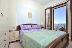 Tempat tidur dalam kamar di Apartments Baunei