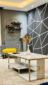 salon ze stołem i kanapą w obiekcie Luxury apartment in Gold Crest Mall 1 bed w mieście Lahaur