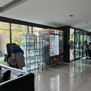 een krispy kreme winkel met een afstandsbediening in een lobby bij The Gallery in Samut Prakan