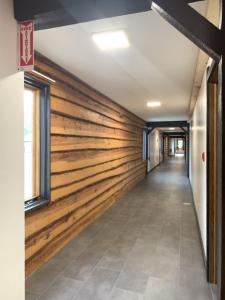 een houten muur in een kantoorgebouw met een hal bij Bridge Inn Tomhawk - 2nd Floor, 1 King Size Bed, Balcony, River View in Tomahawk