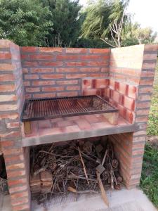 einen gemauerten Grill mit Ziegelwand in der Unterkunft Chicharrita in Sierra de la Ventana