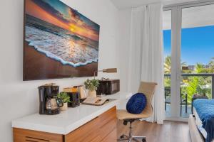 cocina con escritorio, microondas y cama en Modern Resort with Balcony - Near Beach - Pool, en Hallandale Beach