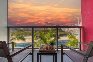 - Balcón con vistas a la puesta de sol en Modern Resort with Balcony - Near Beach - Pool, en Hallandale Beach